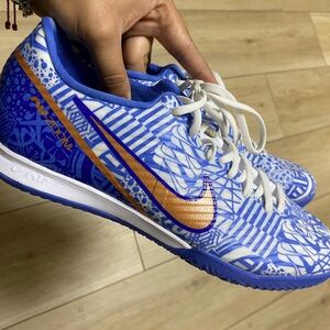 Indoor soccer shoes size 8.5 W